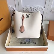 Louis Vuitton Lockme M43878 25 x 27 x 15 CM - 2