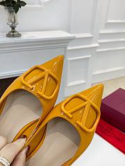 Valentino Garavani Salones Vlogo De Piel Yellow - 4