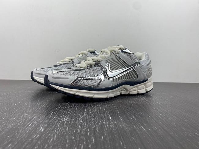 Nike Zoom Vomero 5 Photon Dust Metallic Silver FD0884-025 - 1