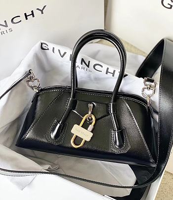Givenchy Antigona Stretch Bag in Box Leather Black Size 22x8x12cm