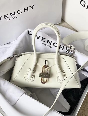 Givenchy Antigona Stretch Bag in Box Leather White Size 22x8x12cm
