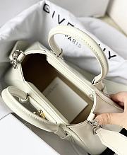 Givenchy Antigona Stretch Bag in Box Leather White Size 22x8x12cm - 2