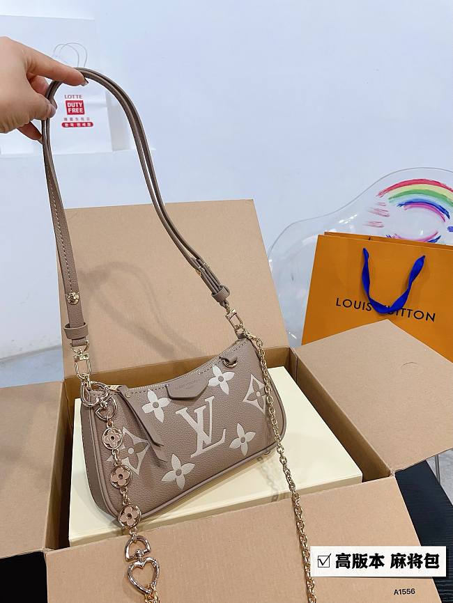 Louis Vuitton Beige Pochette Size 24x13x6cm - 1