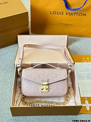 LV Pochette Metis Pink M47045 Size 21×13×6CM - 1