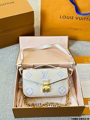 LV Pochette Metis 52 M47045 Size 21×13×6CM - 1