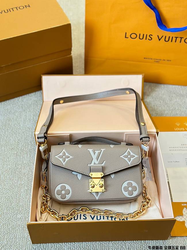LV Pochette Metis M23081 Size 21×13×6CM - 1