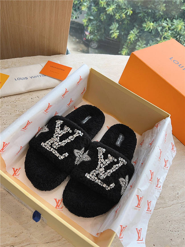 Louis Vuitton Slippers Fur Black - 1