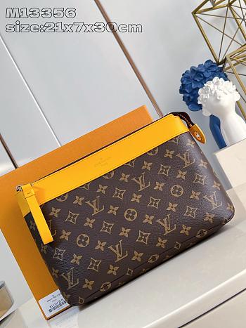 LV Pochette Voyage Souple M13198 Size 30x21x7cm