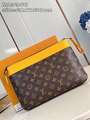 LV Pochette Voyage Souple M13198 Size 30x21x7cm - 3