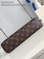 LV Pochette Voyage Souple M13199 Size 30x21x7cm - 6