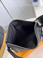 LV Takeoff Pouch N40504 Size 30x22x5CM - 4