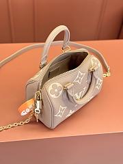 LV Speedy Bandoulière Monogram 20 Beige Size 20x13x12cm - 5