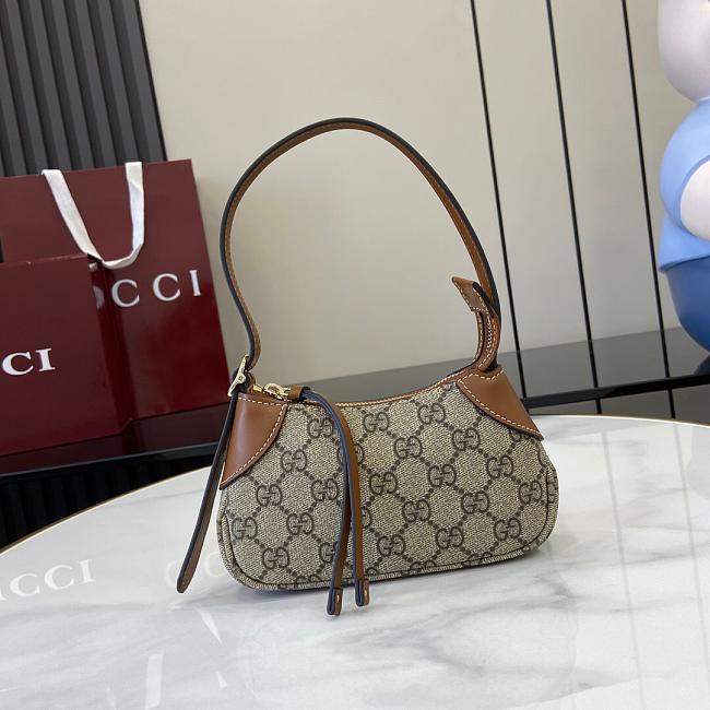 Gucci EMBLEM BAG 820696 Size 23x13x2CM - 1