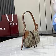 Gucci EMBLEM BAG 820696 Size 23x13x2CM - 5