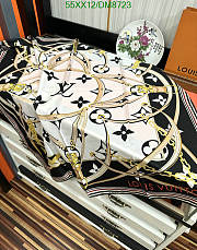 Louis Vuitton White Silk Scarf DM8723 Size 90x90CM - 5