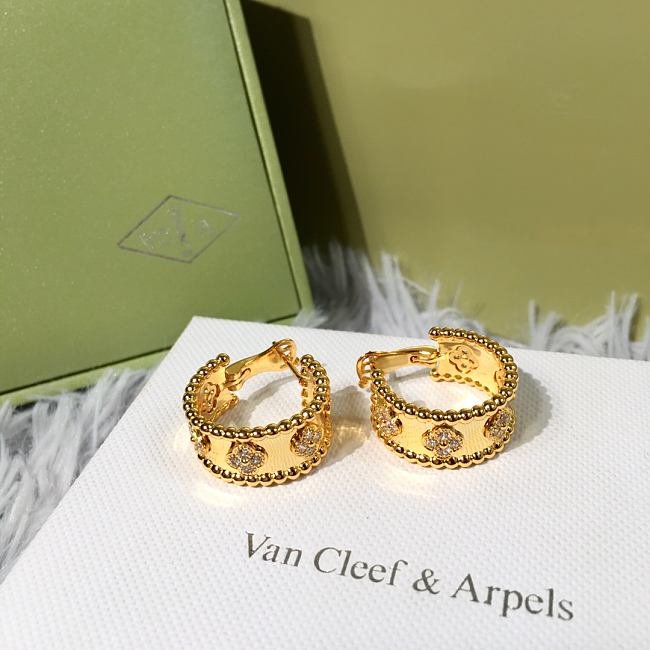 Van Cleef Perlée Clovers Hoop Earrings Yellow - 1