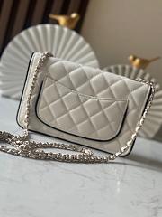 Chanel Lambskin Clutch with Chain White Size 19x12x3cm - 5