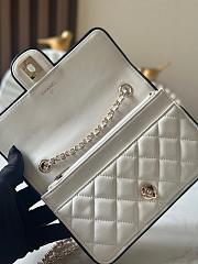 Chanel Lambskin Clutch with Chain White Size 19x12x3cm - 4