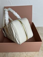Miu Miu Matelasse White Pattern 5BB148 Size 27x12x9cm - 4