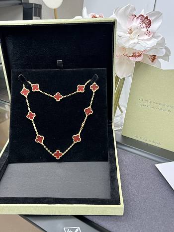 Van Cleef & Arpels 10 Flower Black Agate Necklace 01