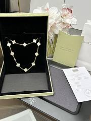 Van Cleef & Arpels 10 Flower Black Agate Necklace 02 - 1
