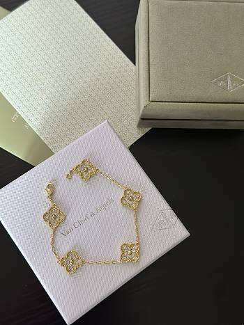 Van Cleef & Arpels Classic 4 Leaf Clover Bracelet 01