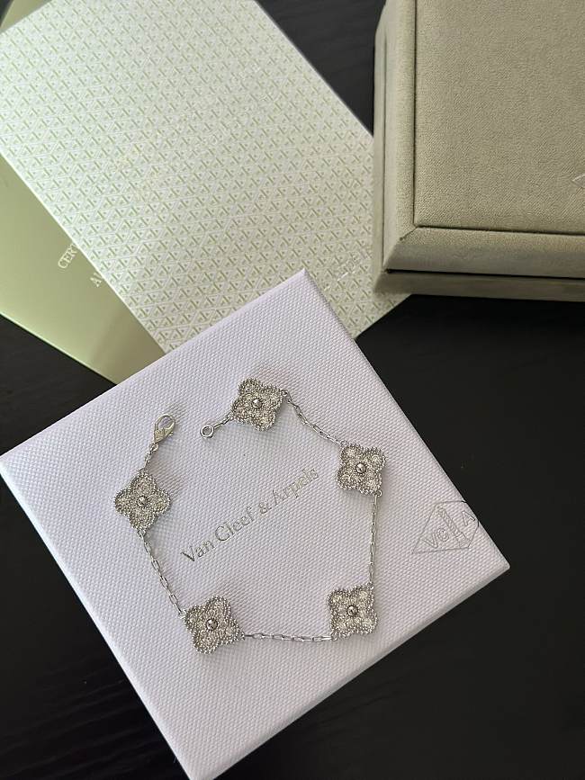 Van Cleef & Arpels Classic 4 Leaf Clover Bracelet 02 - 1