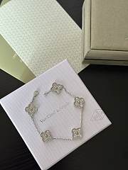 Van Cleef & Arpels Classic 4 Leaf Clover Bracelet 02 - 1