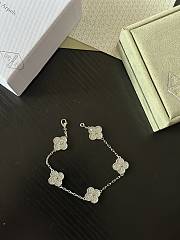 Van Cleef & Arpels Classic 4 Leaf Clover Bracelet 02 - 5