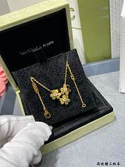 Van Cleef & Arpels Gold 3 Flower Clover Necklace 01 - 3