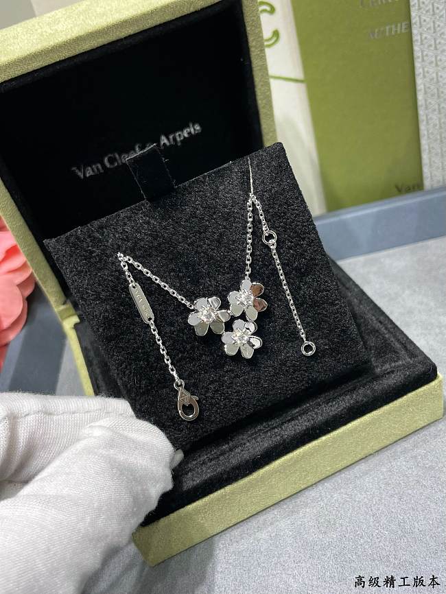 Van Cleef & Arpels Gold 3 Flower Clover Necklace 02 - 1