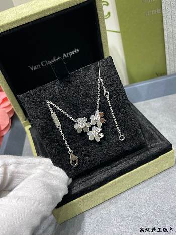 Van Cleef & Arpels Gold 3 Flower Clover Necklace 02