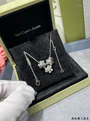 Van Cleef & Arpels Gold 3 Flower Clover Necklace 02 - 3