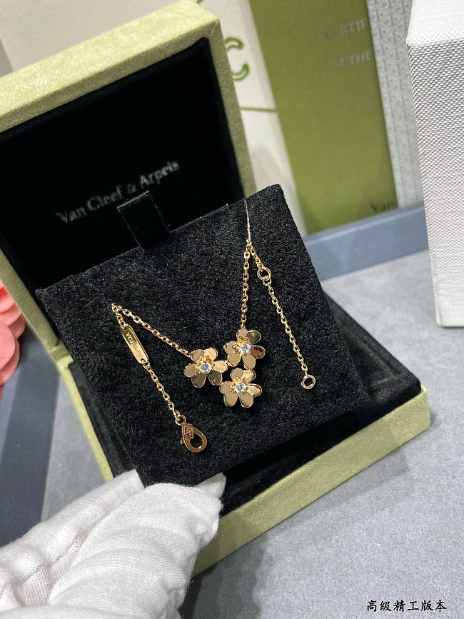 Van Cleef & Arpels Gold 3 Flower Clover Necklace 03 - 1