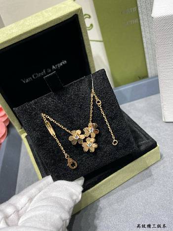 Van Cleef & Arpels Gold 3 Flower Clover Necklace 03
