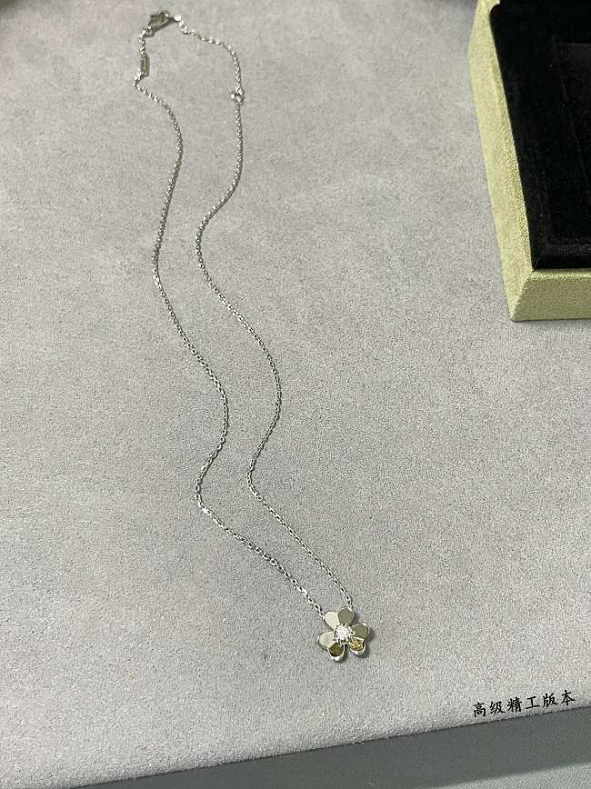 Van Cleef & Arpels Mini Light Gold Clover Necklace 02 - 1