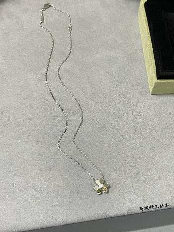 Van Cleef & Arpels Mini Light Gold Clover Necklace 02