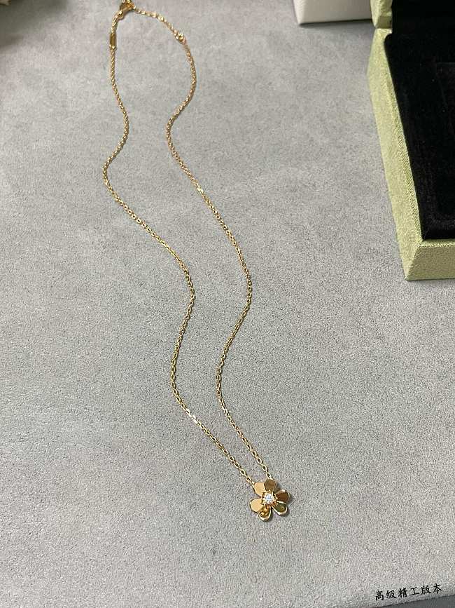 Van Cleef & Arpels Mini Light Gold Clover Necklace 03 - 1