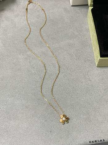 Van Cleef & Arpels Mini Light Gold Clover Necklace 03