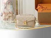 LV Pochette Métis East West Creme Bag Size 21x13x6CM - 4