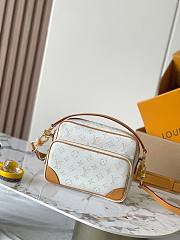 LV Nil White Size 25x17x11CM - 2