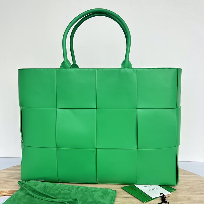 Bottega Veneta Arco Tote Green Bag Size 33x44x12cm - 1