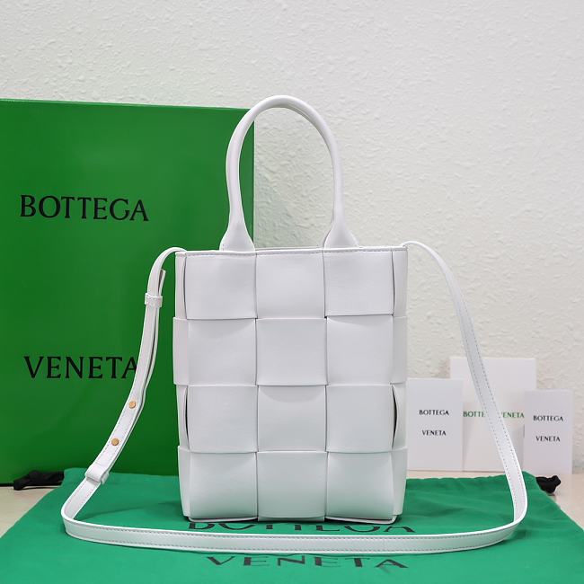 Bottega Veneta Cassette Tote White Bag Size 22x16x5cm - 1