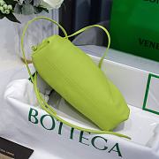 Bottega Veneta Cavatelli Clutch Lime Green Size 23x13x8cm - 2