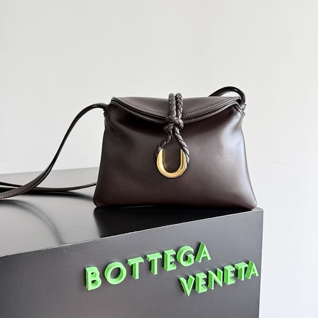 Bottega Veneta Liberta in Brown Size 20x35x8cm - 1