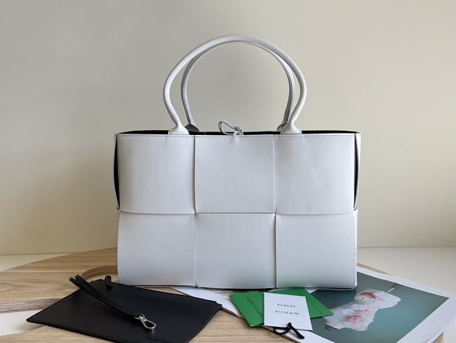 Bottega Veneta Small Arco Tote in White Size 20x30x11cm - 1