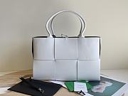 Bottega Veneta Small Arco Tote in White Size 20x30x11cm - 5