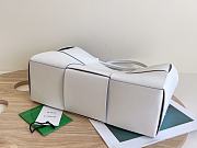 Bottega Veneta Small Arco Tote in White Size 20x30x11cm - 4