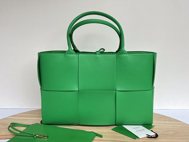 Bottega Veneta Small Arco Tote in Green Size 20x30x11cm - 1