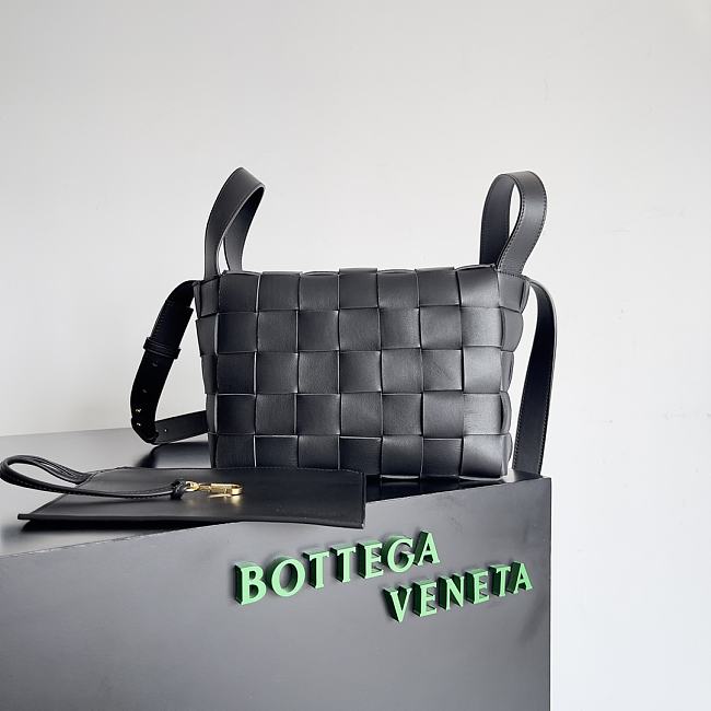 Bottega Veneta Cassette Bowling Black Bag Size 22x16x13CM - 1